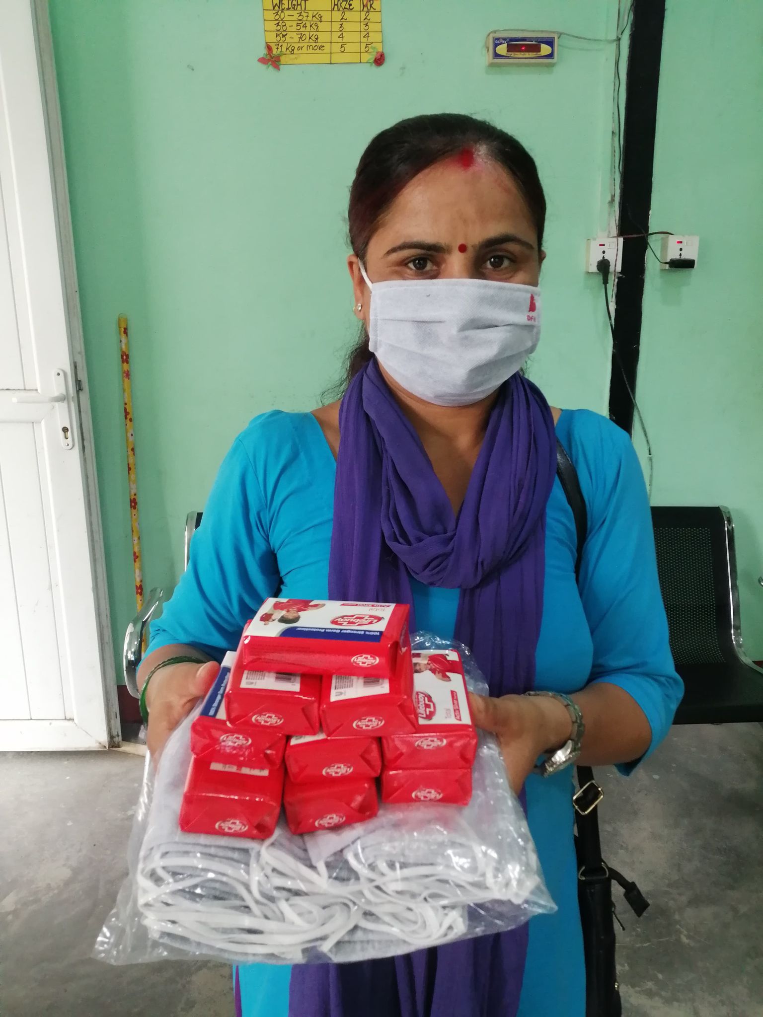 Healthworker-distributing-Cloth-masks-and-soaps-for-TB-and-Leprosy-patients-and-their-families-
